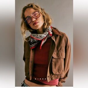 Free People triangle scarf
New without tag